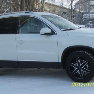 Белый Tiguan на MKW M106 18"