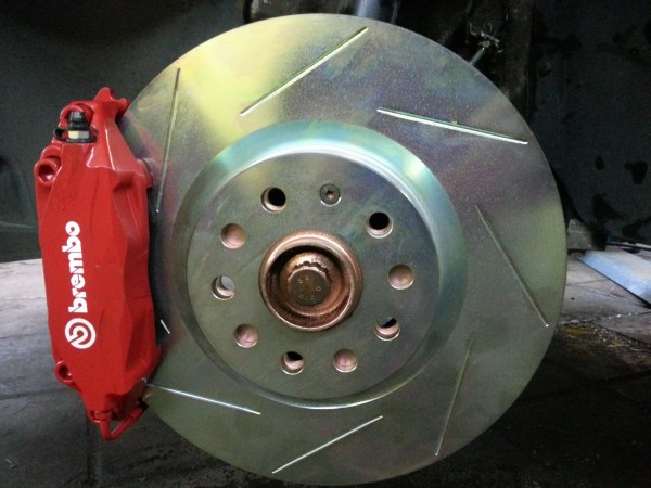 Установленный тормозной диск и суппорт - слева