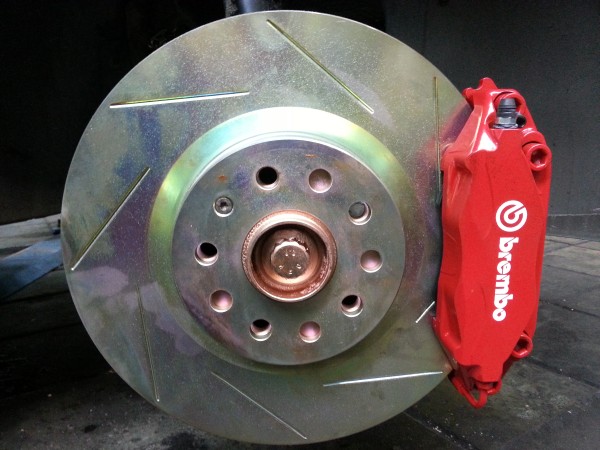 Установленный тормозной диск и суппорт - справа