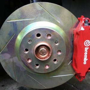 Установленный тормозной диск и суппорт - справа