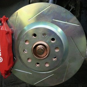 Установленный тормозной диск и суппорт - слева